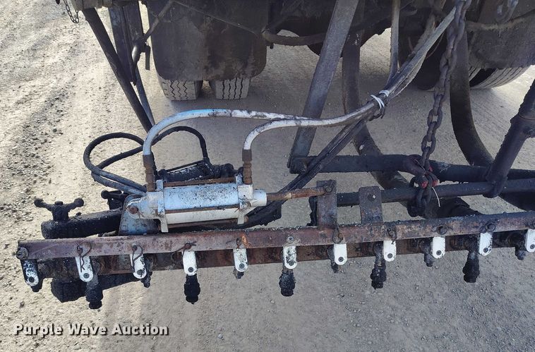 image for item DT0815 1989 International 1954 oil distributor truck