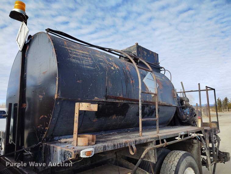 image for item DT0815 1989 International 1954 oil distributor truck