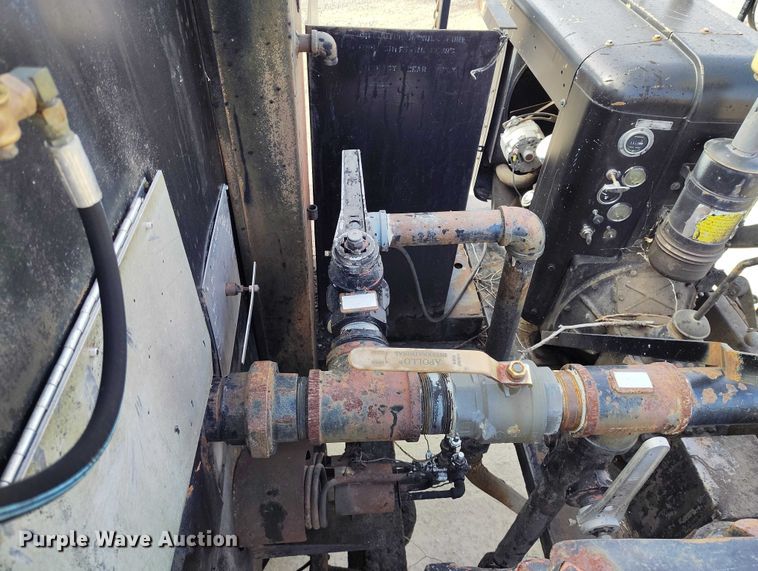 image for item DT0815 1989 International 1954 oil distributor truck