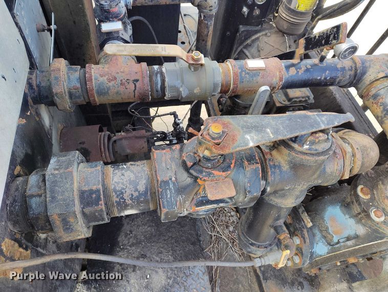 image for item DT0815 1989 International 1954 oil distributor truck