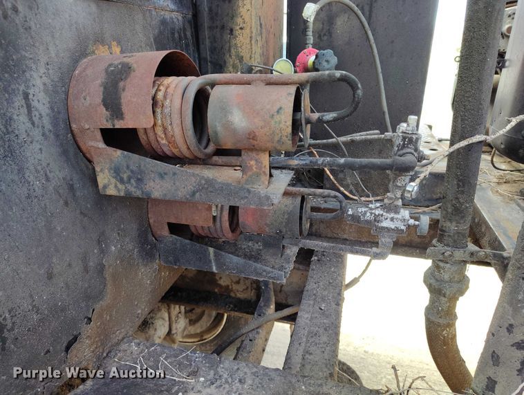 image for item DT0815 1989 International 1954 oil distributor truck