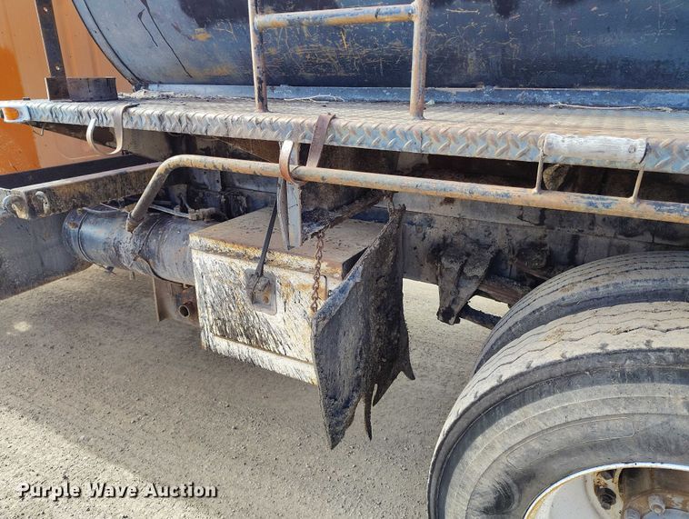 image for item DT0815 1989 International 1954 oil distributor truck