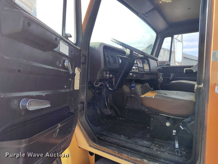 image for item DT0815 1989 International 1954 oil distributor truck