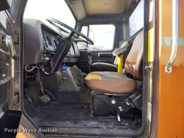 image for item DT0815 1989 International 1954 oil distributor truck