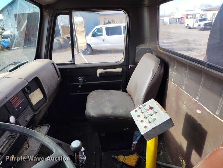 image for item DT0815 1989 International 1954 oil distributor truck