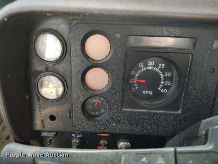 image for item DT0815 1989 International 1954 oil distributor truck