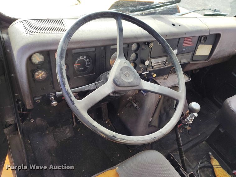 image for item DT0815 1989 International 1954 oil distributor truck