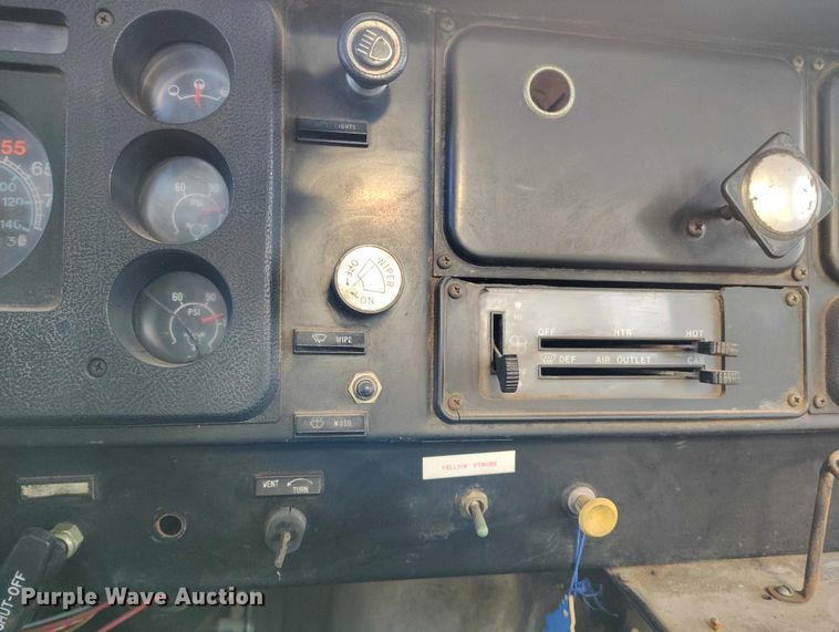 image for item DT0815 1989 International 1954 oil distributor truck