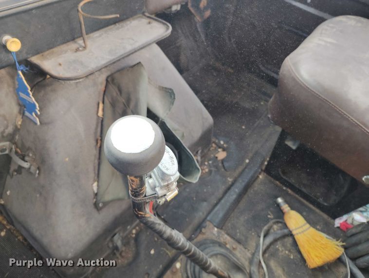 image for item DT0815 1989 International 1954 oil distributor truck