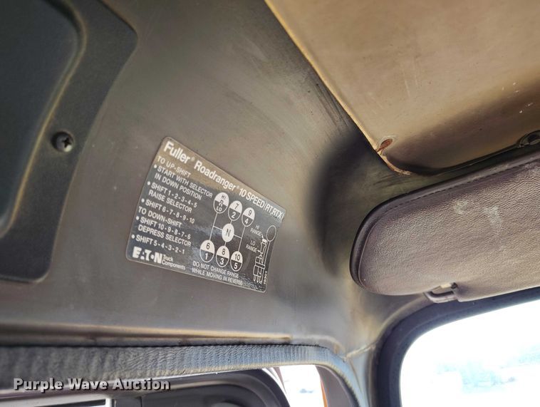 image for item DT0815 1989 International 1954 oil distributor truck