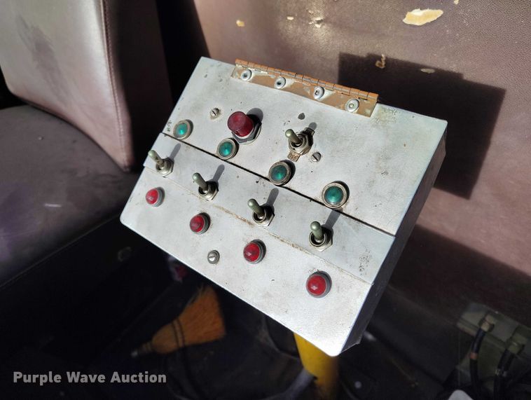 image for item DT0815 1989 International 1954 oil distributor truck