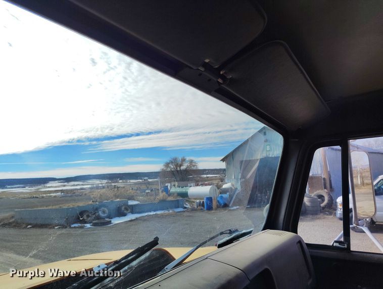 image for item DT0815 1989 International 1954 oil distributor truck