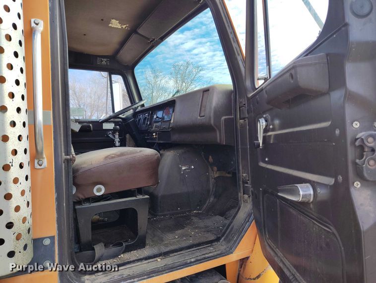 image for item DT0815 1989 International 1954 oil distributor truck