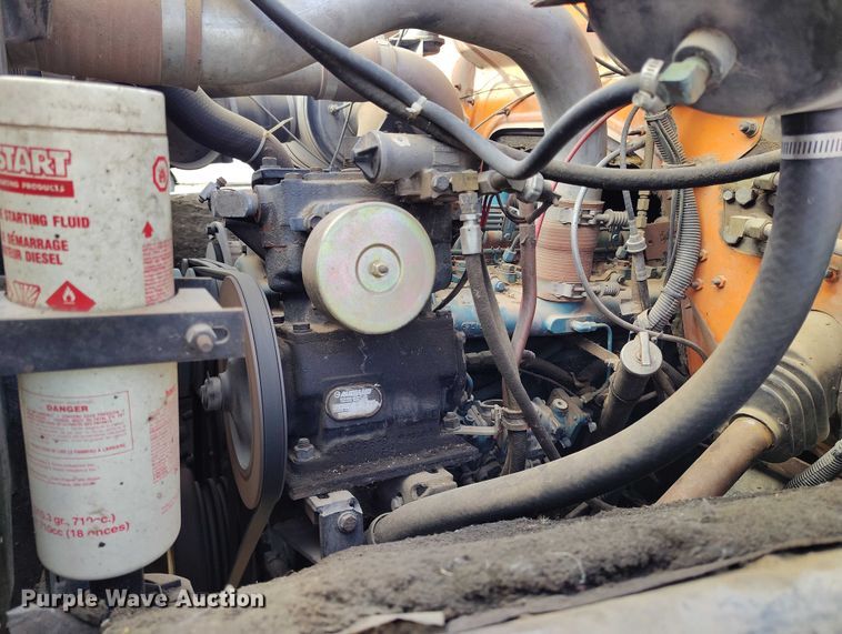 image for item DT0815 1989 International 1954 oil distributor truck