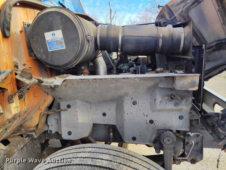 image for item DT0815 1989 International 1954 oil distributor truck