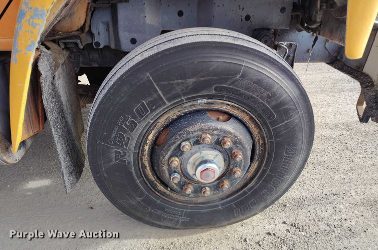 image for item DT0815 1989 International 1954 oil distributor truck