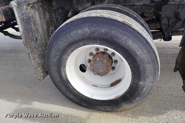 image for item DT0815 1989 International 1954 oil distributor truck