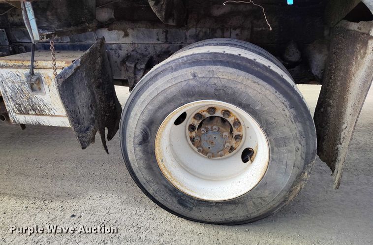 image for item DT0815 1989 International 1954 oil distributor truck