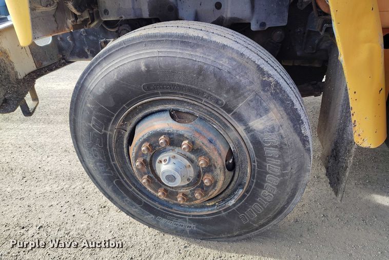 image for item DT0815 1989 International 1954 oil distributor truck