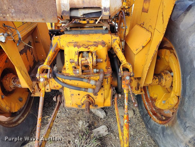 image for item DT0817 International 2444 tractor