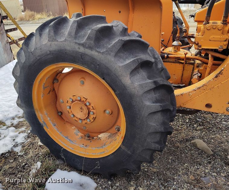 image for item DT0817 International 2444 tractor