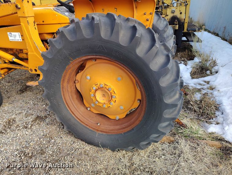 image for item DT0817 International 2444 tractor