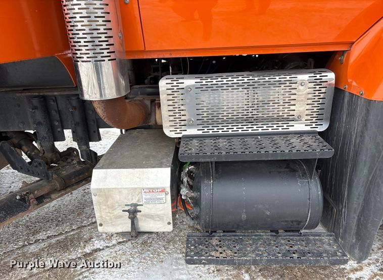 image for item DT6473 2011 International 7600 dump truck