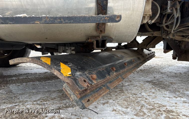 image for item DT6473 2011 International 7600 dump truck