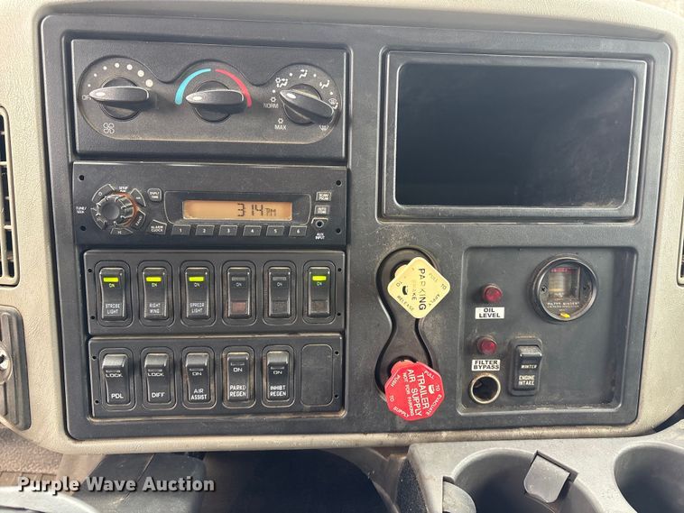 image for item DT6473 2011 International 7600 dump truck