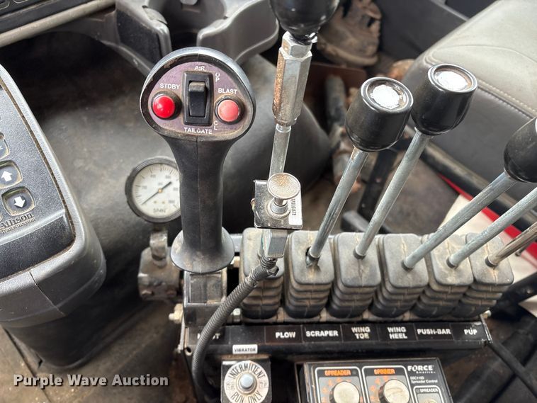 image for item DT6473 2011 International 7600 dump truck