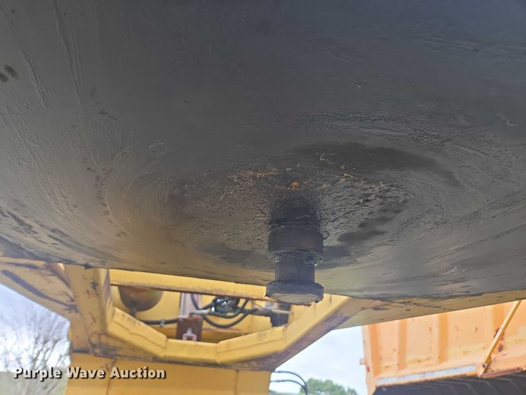 image for item DU2587 2007 Eager Beaver lowboy equipment trailer