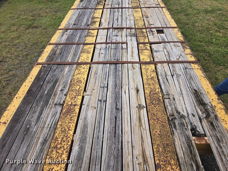 image for item DU2587 2007 Eager Beaver lowboy equipment trailer