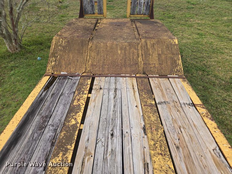 image for item DU2587 2007 Eager Beaver lowboy equipment trailer