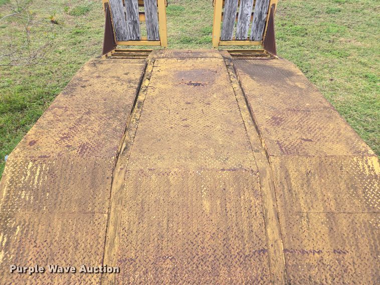 image for item DU2587 2007 Eager Beaver lowboy equipment trailer