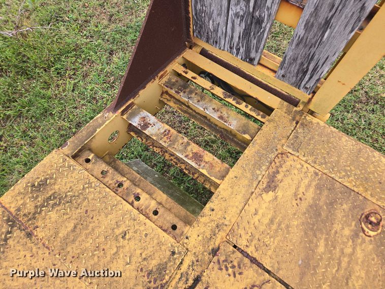 image for item DU2587 2007 Eager Beaver lowboy equipment trailer