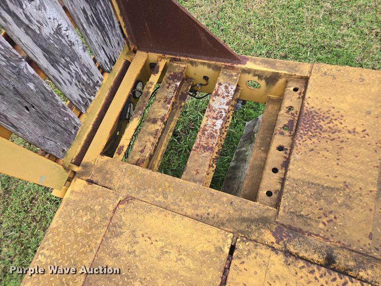 image for item DU2587 2007 Eager Beaver lowboy equipment trailer