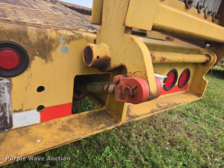 image for item DU2587 2007 Eager Beaver lowboy equipment trailer