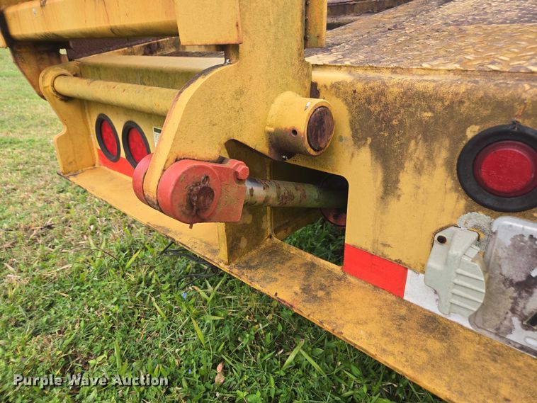 image for item DU2587 2007 Eager Beaver lowboy equipment trailer
