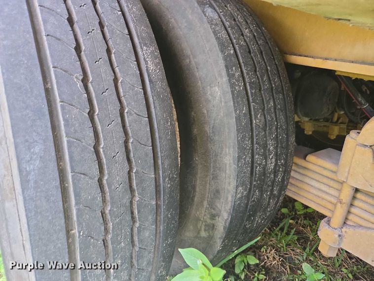 image for item DU2587 2007 Eager Beaver lowboy equipment trailer