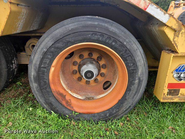 image for item DU2587 2007 Eager Beaver lowboy equipment trailer