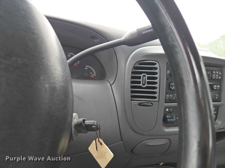 image for item DU2596 2002 Ford F150 XL pickup truck