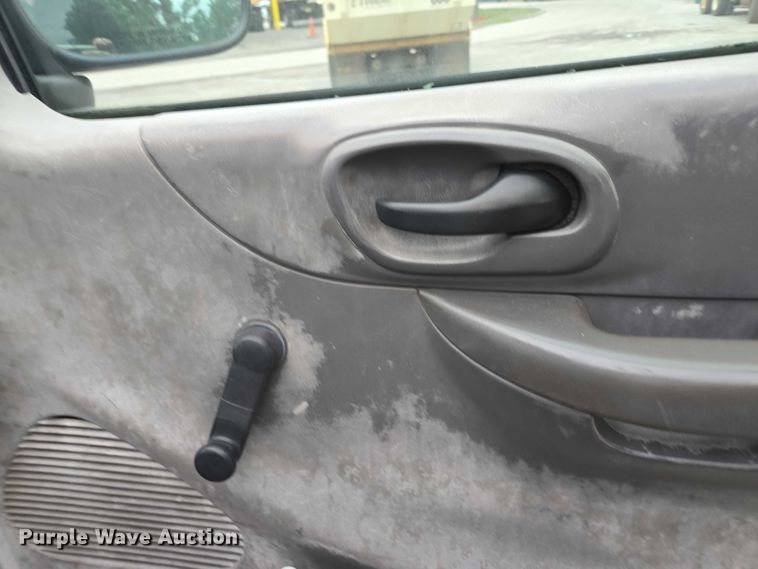 image for item DU2596 2002 Ford F150 XL pickup truck