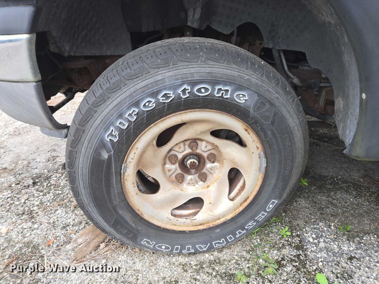 image for item DU2596 2002 Ford F150 XL pickup truck