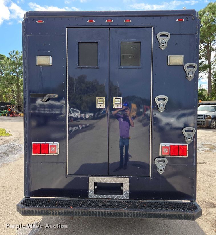 image for item DU2598 1997 Freightliner MT45 delivery truck