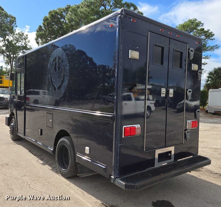 image for item DU2598 1997 Freightliner MT45 delivery truck