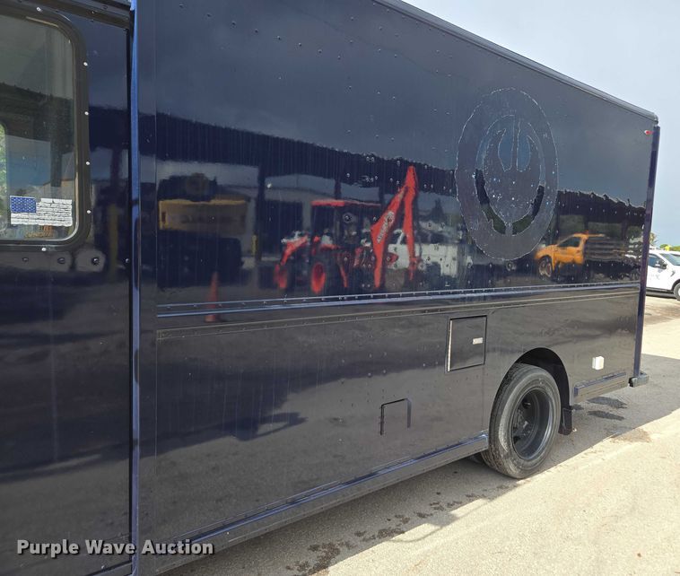 image for item DU2598 1997 Freightliner MT45 delivery truck