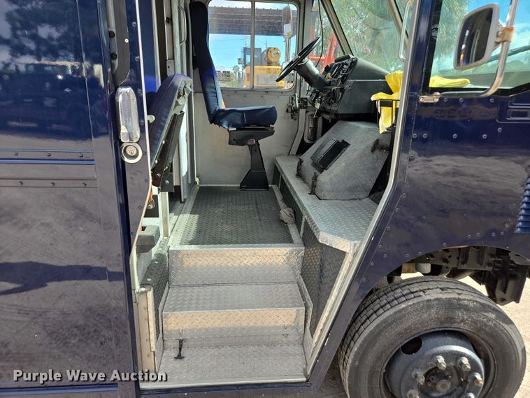 image for item DU2598 1997 Freightliner MT45 delivery truck