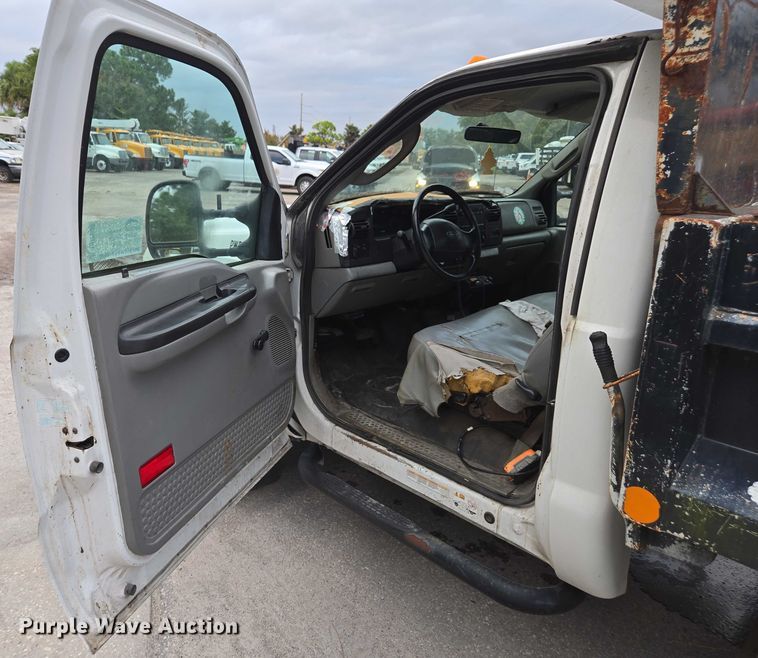 image for item DU2600 2007 Ford F450 Super Duty dump truck