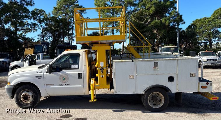 image for item DU2603 2003 Ford F550 Super Duty XL utility / service truck