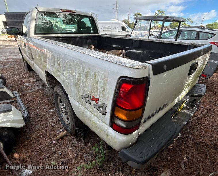 image for item DU2604 2004 GMC Sierra pickup truck